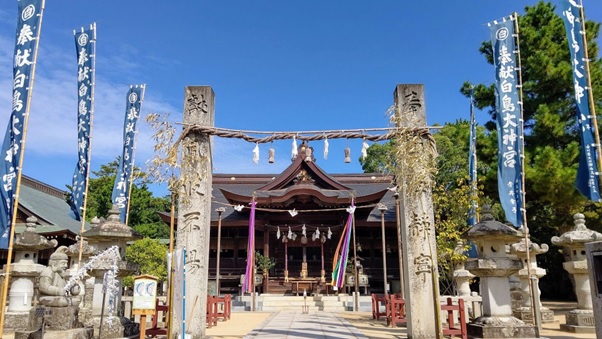 白鳥神社_社殿_灯籠