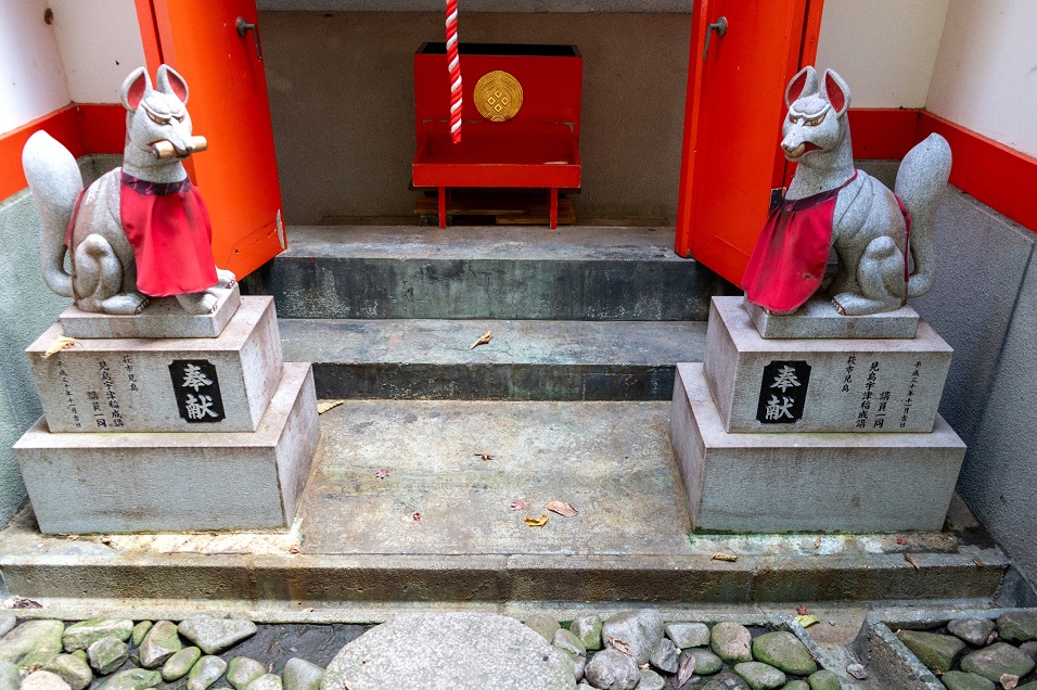 太鼓谷稲成神社_新殿裏奉拝所