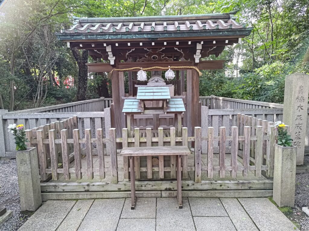 湊川神社_楠木正成墓碑