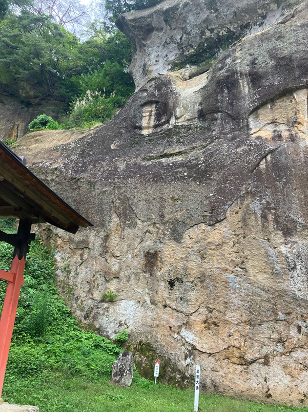 達谷窟毘沙門堂_岩面大佛