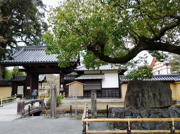金閣寺_総門_世界遺産石碑