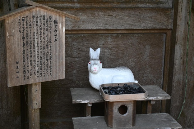 都農神社_撫でウサギ