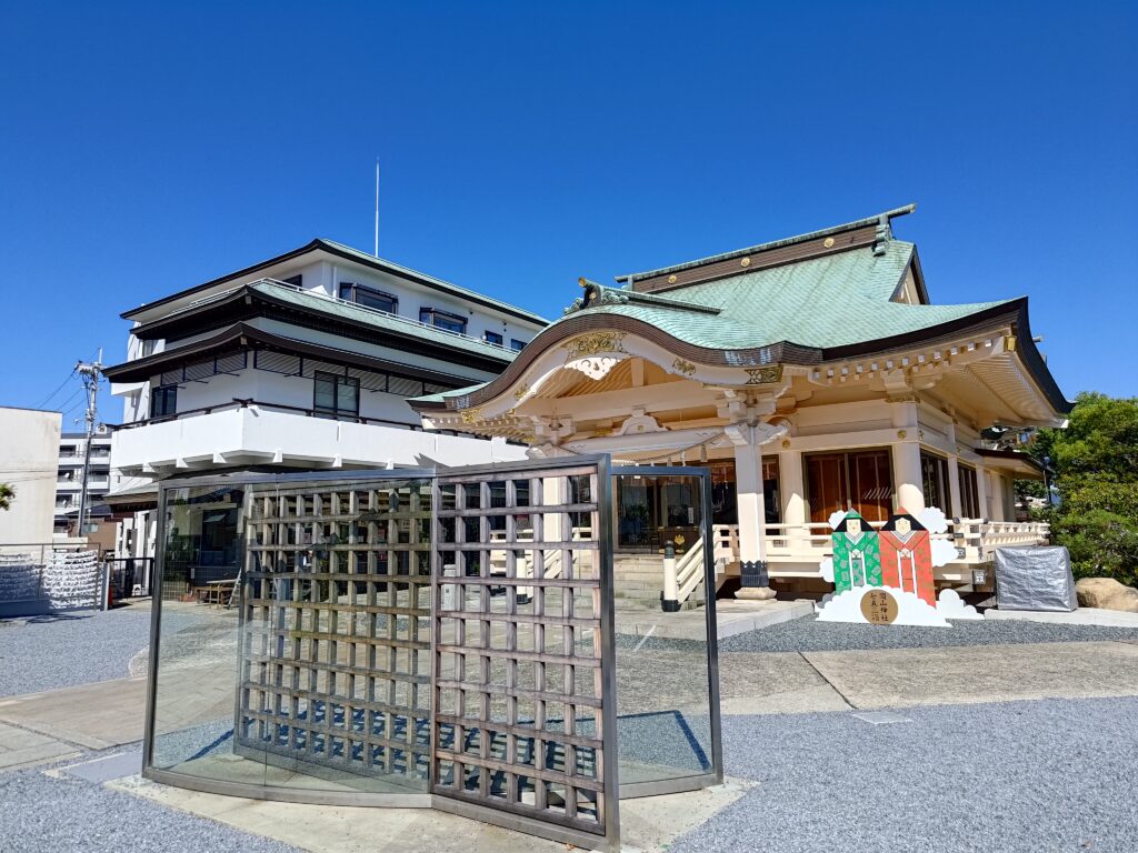 岡山神社_木製格子が交差するハーフミラー