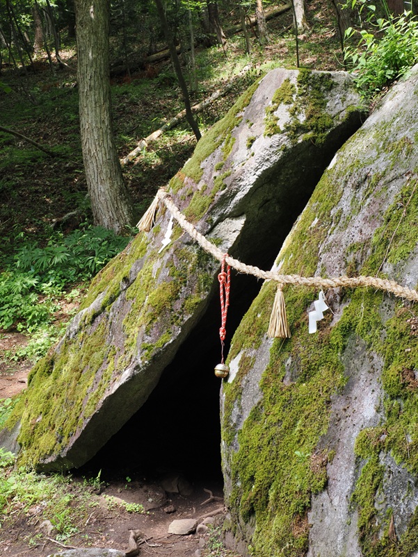 丹内山神社_胎内石_割れ目