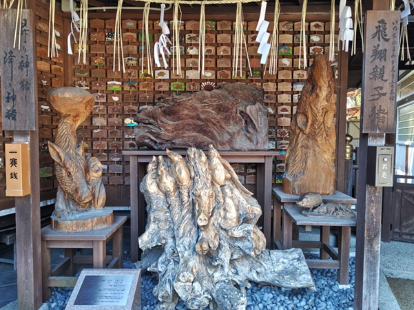 護王神社_飛翔親子猪