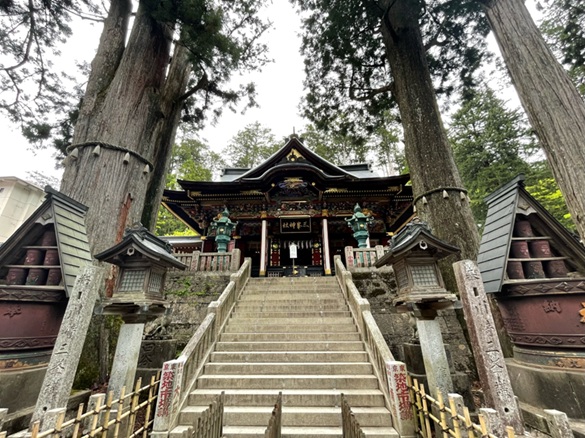 三峯神社_拝殿_重忠杉