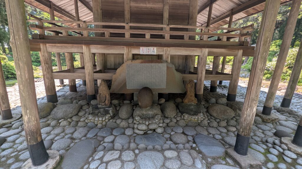 唐松山天日宮_抱き石